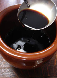 Nước tương đậu đen ngưu bàng ngon và sánh, phải đặt lâu (1-2 tháng) mới có